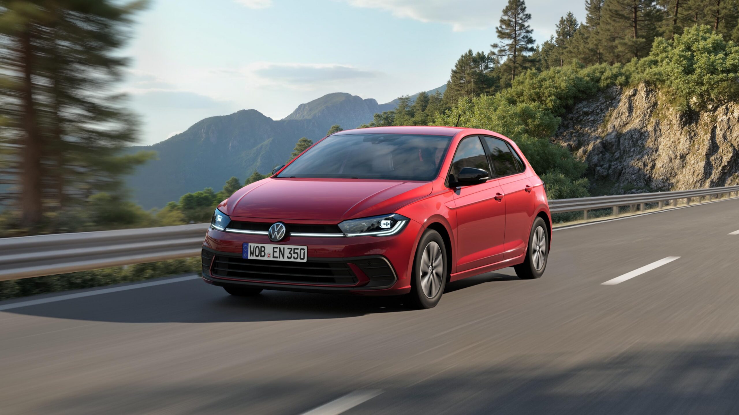 Roter Volkswagen Polo auf Bergstraße gefahren
