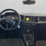 Innenraum eines Audi-Autos mit modernem Armaturenbrett und Multimedia-Display