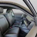 Innenraum eines modernen Autos mit grauen Polstersitzen